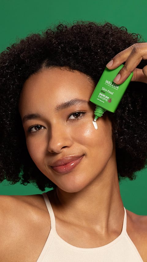 žena drží v rukách skin food sérum