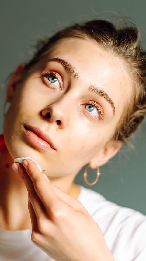 žena odličuje pleť