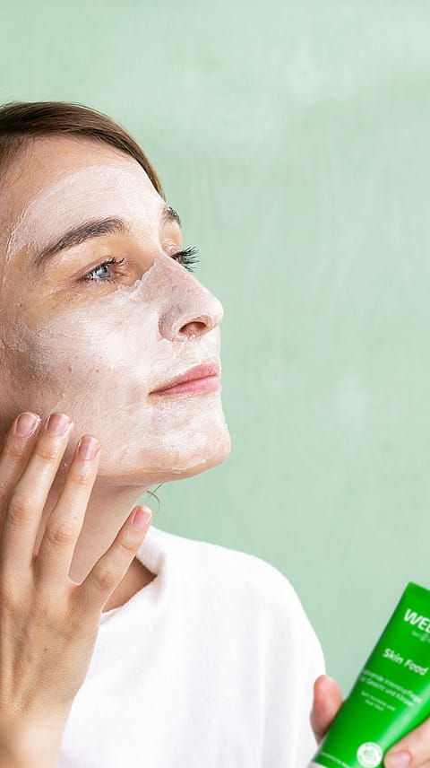 žena si rozotiera pleťovú masku so skin food krémom