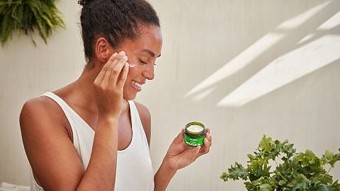 žena s krémom skin food