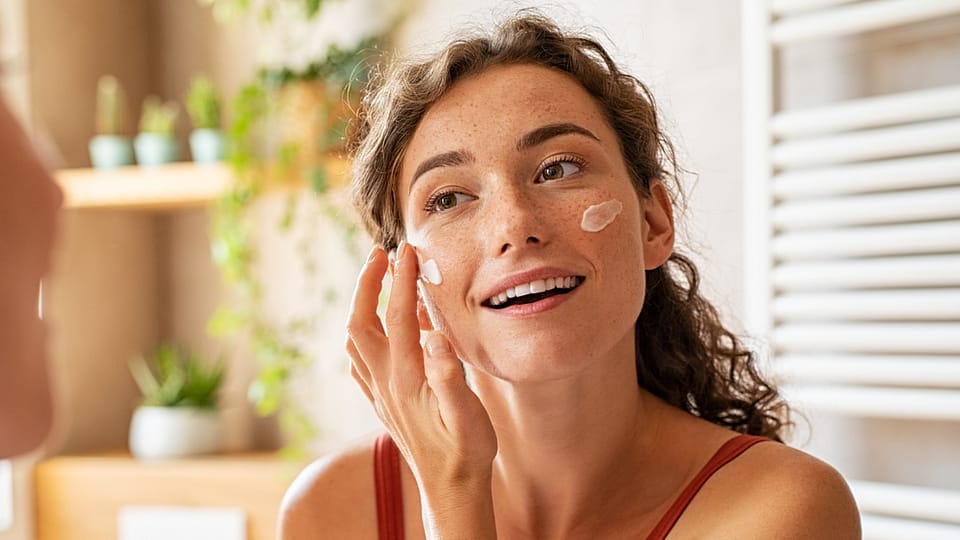 žena stará o pleť v kúpeľni pred zrkadlom