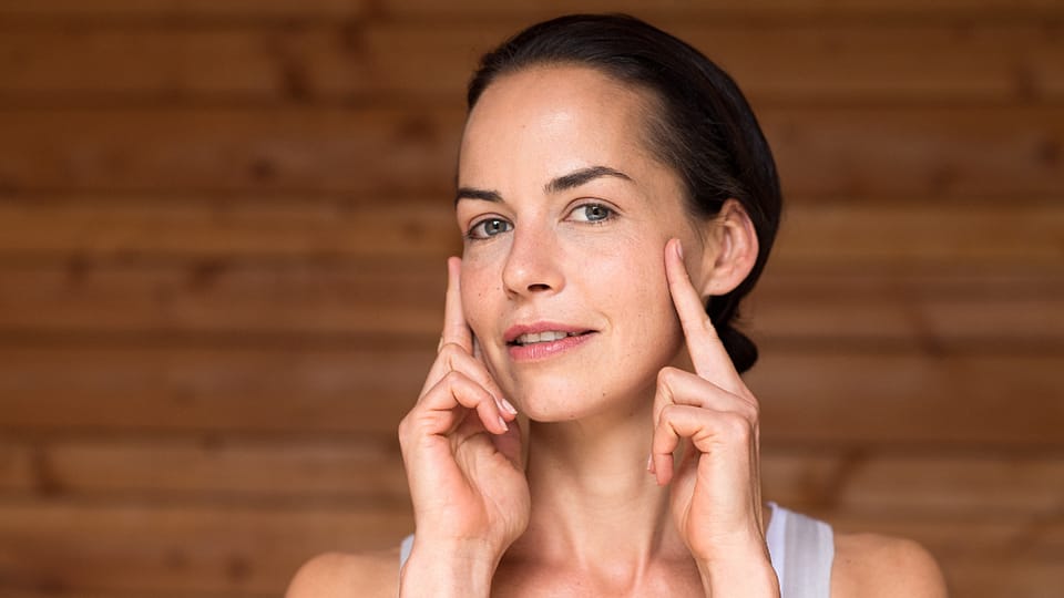 zrelá žena sa stará o svoju pleť