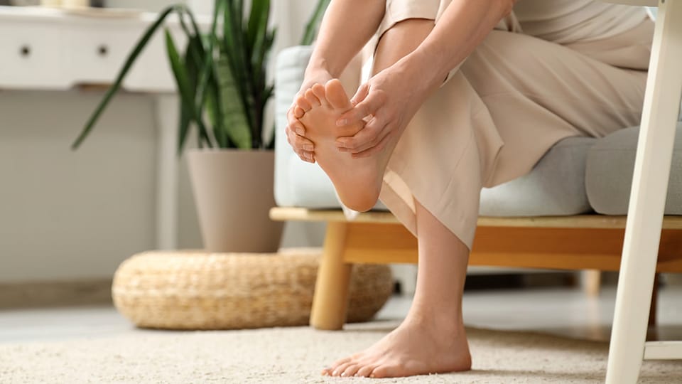 žena stará o suché chodidlá