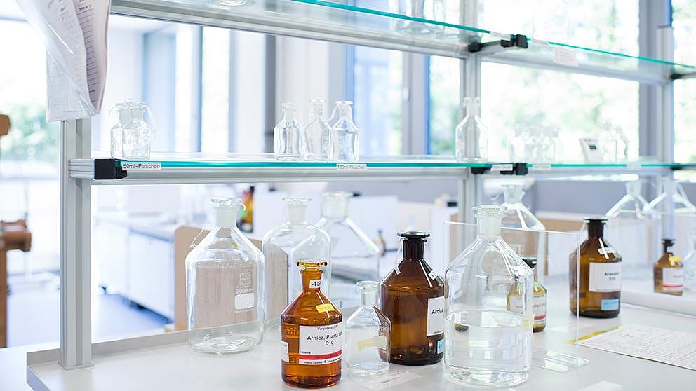 Detailný pohľad na antropozofickú medicínu Weleda – rozhovor o holistickom prístupe k zdraviu, prepojení tela, mysle a ducha a sile prírody pri vývoji liekov a prírodnej starostlivosti.