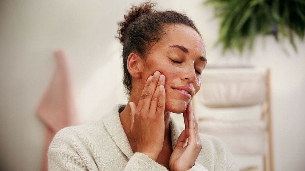 žena s krémom skin food